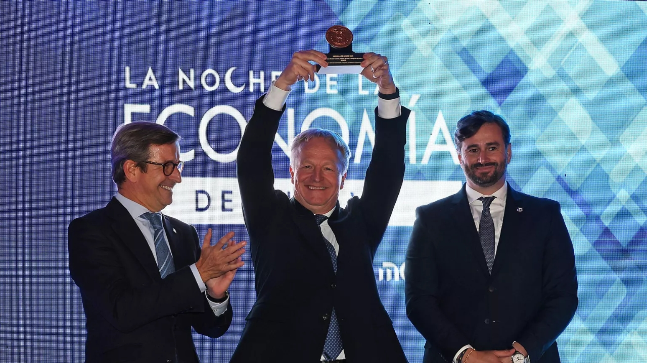 la-noche-de-la-economia-reconoce-la-excelencia-empresarial-en-huelva-11